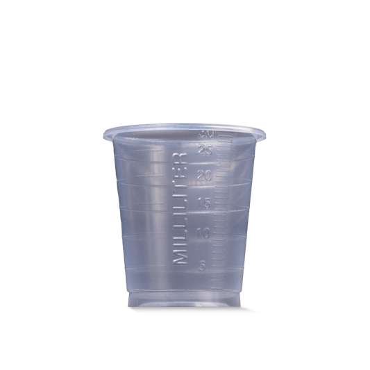 Der MED COMFORT BASIC Einmal Medizinbecher der AMPri Handelsgesellschaft mbH ist ein klarer 30 ml Messbecher, der aufrecht und leer auf weißem Hintergrund mit deutlich sichtbarer Milliliter-Markierung abgebildet ist - ideal für den medizinischen Gebrauch.