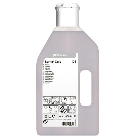 Eine 2-Liter-Kunststoffflasche Suma Calc D5 von Diversey Deutschland GmbH & Co. OHG mit weißer Kappe und Griff. Das Etikett auf der Vorderseite zeigt Informationen, Anweisungen, Symbole, SKU 100834192. Ideal für hartnäckige Kalkablagerungen im professionellen Einsatz.
