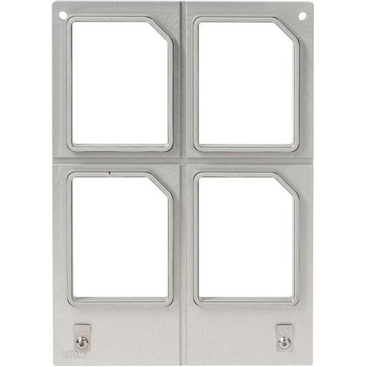 Die Kassette DF10/20 für Polardeli rPET Mini 100 ml (4-nutzig) von Duni GmbH verfügt über eine Metallplatte mit vier abgeschrägten rechteckigen Ausschnitten im 2x2-Raster, zwei Schrauben unten und Löchern oben - ideal für die Verwendung von recyceltem PET-Material.