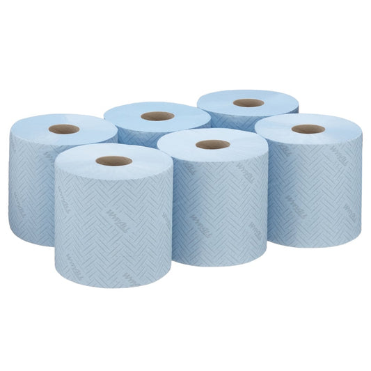 Sechs blaue WypAll® L10 Papierwischtuch Centrefeed Rollen von Kimberly-Clark GmbH sind in zwei Dreierreihen abgebildet. Jede Rolle hat ein Fischgrätenmuster mit einem sichtbaren Hohlkern, ideal für den Einsatz im Lebensmittel- und Hygienebereich (6 x 630 Blatt).