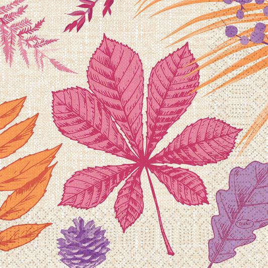 Ein strukturiertes Herbstmotiv mit rosa, orangen und lila Blättern, einem lila Tannenzapfen und herbstlichen Akzenten mit einem großen rosa Blatt in der Mitte. Das Design ist gedruckt auf Duni GmbH Servietten 33x33 3lagig 1/4 Bright Autumn (50 Stück).