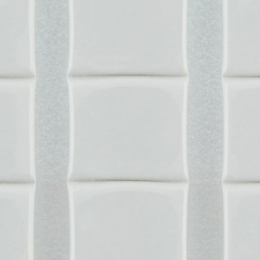 Eine Nahaufnahme zeigt die feine Struktur der Scotch-FIX™ Ablösbare Klebepads 301008C36-P (11 mm x 15 mm, 36 Stück/Packung) der 3M Deutschland GmbH mit ihrem weißen, glänzenden, rechteckigen Design und den leicht erhabenen Kanten.