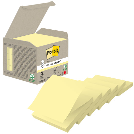 Eine Schachtel Post-it® Recycling Z-Notes der 3M Deutschland GmbH ist geöffnet und zeigt mehrere gelbe 76 x 76 mm große Haftnotizblöcke. Die Verpackung zeigt PEFC- und Recycling-Symbole und enthält 6 Blöcke aus 100% PEFC-zertifiziertem Papier.