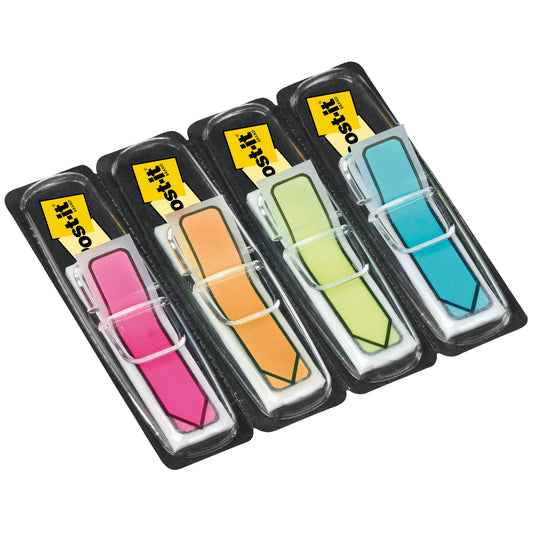 Vier Packungen 3M Post-it® Index Pfeile (11,9 x 43,2 mm) in verschiedenen Farben sind in einer Reihe angeordnet, wobei jede Packung 100 Klebefahnen pro Spender enthält. Auf jedem transparenten Halter ist oben das Post-it Logo abgebildet.