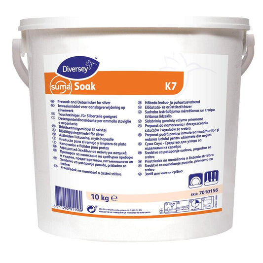 Ein 10 kg weißer Kunststoffeimer von Diversey Suma Soak K7, pulverförmiger Bestecktauchreiniger für Silberteile, von Diversey Deutschland GmbH & Co. OHG. Mit mehrsprachigem Etikett und Tragegriff.