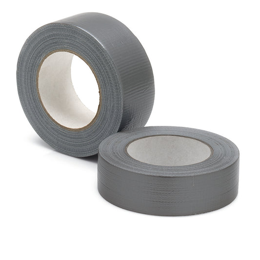 Eine Rolle Nölle Profi Brush Gewebeband (50 mm x 50 m, stark und vielseitig) ist hochkant abgebildet, eine andere liegt flach, um das Mittelloch freizulegen; beide zeigen die für die Nölle Profi Brush Bürsten- & Pinseltechnik e.K. typische glänzende, strukturierte Oberfläche.