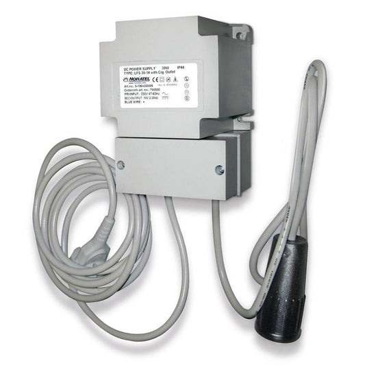 Das Orkla Wound Care AB Trafo 14,0 V DC für Wärmeschrank (REF 790400) ist ein wandmontiertes Netzteil mit festen Kabeln, schwarzem, zylindrischem Stecker und einem Typenschild auf dem rechteckigen grauen Gehäuse. Wird in einer Packung (Karton) geliefert.