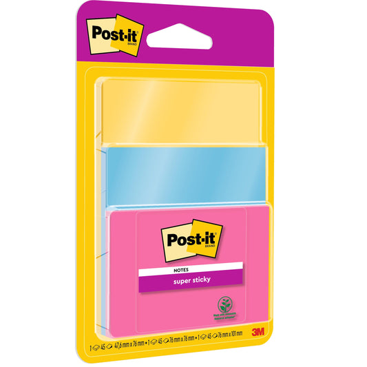 Eine Packung Post-it® Super Sticky Notes von 3M Deutschland GmbH enthält 3 Blöcke in verschiedenen Farben und Größen mit jeweils 45 Blatt. Die Zettel sind PEFC-zertifiziert (SGSCH-PEFC-COC-110078) und werden in einer Klarsichtverpackung geliefert.