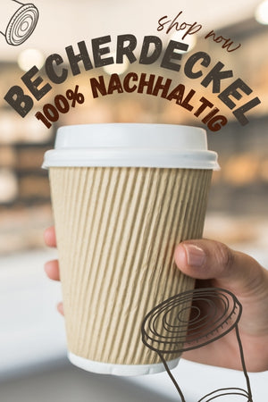 Ein Kaffeebecher mit einem umweltfreundlichen Pappbecherdeckel, gehalten von einer Hand. Darüber steht der Text 'Becherdeckel 100% nachhaltig' in einem modernen, handschriftlichen Stil. Im oberen Bereich des Bildes befindet sich der Hinweis 'Shop now'. Der Hintergrund ist verschwommen und zeigt einen Café-Bereich.