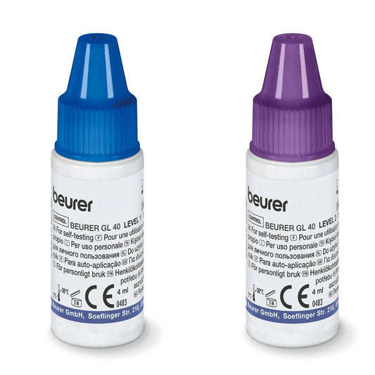 Zwei weiße Flaschen mit der Aufschrift "Beurer" und blauen und violetten Verschlüssen, die jeweils Auslaufartikel enthalten: Beurer Kontrolllösung GL 40 Level 1 + 2 der Beurer GmbH, stehen nebeneinander auf weißem Hintergrund mit mehrsprachigen Etiketten.