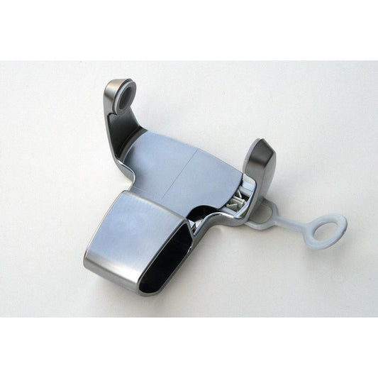 Eine Nahaufnahme der SC Sensations Wandhalterung Chromoptik von Diversey Deutschland GmbH & Co. OHG, eine Metallhalterung mit Scharnieren und einem Kunststoffgriff, dargestellt auf einem schlichten weißen Hintergrund; geeignet für alle Neuinstallationen.