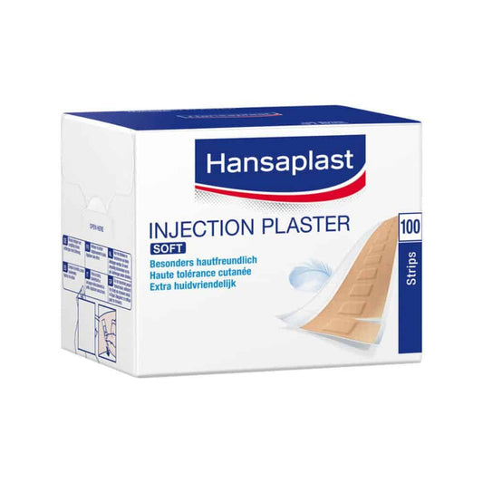 Eine Packung mit 100 Hansaplast Soft Injektionspflaster (4 x 1,9 cm) von Beiersdorf AG für empfindliche Haut, hergestellt aus hypoallergenem Material. Kommt in weißer und blauer Verpackung mit mehrsprachigem Text und Pflasterabbildung.