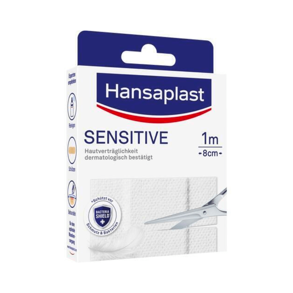 Balení pro Hansaplast Sensitive náplasti - Různé velikosti od Beiersdorf AG. Na krabičce je vidět logo značky, název produktu a obrázek nůžek, které stříhají proužek náplasti. Balení zdůrazňuje dermatologické schválení.