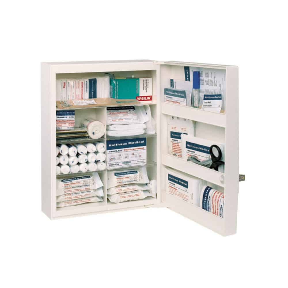 Lékárnička Holthaus Medical FAMULUS (bez obsahu) od společnosti Holthaus Medical GmbH & Co. KG je otevřená, prostorná lékárnička první pomoci s několika policemi, které lze vybavit různými zdravotnickými potřebami, jako jsou obvazy, role gázy, maska pro resuscitaci, antiseptické ubrousky a náplasti. Jeho přehledné uspořádání zajišťuje snadnou identifikaci a rychlý přístup v případě nouze. Pro rychlou identifikaci je na dveřích zřetelně umístěna záchranná značka.