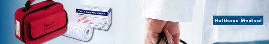 Werbebanner der Marke Holthaus Medical. Links ist eine rote Erste-Hilfe-Tasche mit der Aufschrift „office“ zu sehen, daneben eine Rolle Fixierpflaster und eine passende Verpackung mit der Aufschrift „Holthaus Medical Fixierpflaster“. Rechts im Bild hält eine Person im weißen Arztkittel ein Stethoskop in der Hand. Daneben steht das Holthaus-Medical-Logo auf blauem Hintergrund.