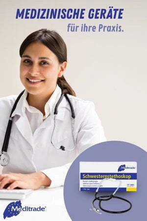 Das Bild zeigt eine junge Frau in einem weißen Laborkittel mit Stethoskop um den Hals, die freundlich in die Kamera lächelt. Im Vordergrund befindet sich eine Packung eines