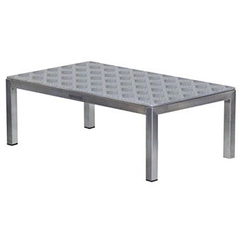 Der Novocal OP-Tritt 1 ist eine robuste Metallplattform (600 x 350 x 250 mm) mit vier Beinen und einer Diamantplatte, die mit einem Stützgriff ausgestattet ist - ideal für den chirurgischen Einsatz im OP. Wird als ein Stück pro Packung geliefert.