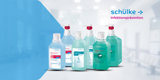 Ein Bild von sechs Reinigungs- und Desinfektionsprodukten der Marke Schülke, die in einer Reihe angeordnet sind. Die Produkte unterscheiden sich in Größe und Etikettendesign. Auf der rechten Seite steht „Schülke + Infektionsprävention“ auf einem unscharfen Raumhintergrund.