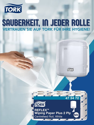 „Werbeanzeige für Tork Papierhandtücher. Eine Hand zieht ein weißes Papiertuch aus einem Tork-Spender an der Wand. Darunter ist eine Großverpackung Tork Reflex Wiping Paper Plus 2 Ply (zentrierte Rolle, Weiß, M4) abgebildet. Oben steht in blauer Schrift: ‚Sauberkeit, in jeder Rolle – Vertrauen Sie auf Tork für Ihre Hygiene!‘ Der Hintergrund zeigt eine verschwommene, saubere Umgebung.“