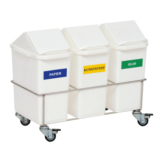 Der Novocal Zimmer-Wertstoffsammler Dreifachsammler besteht aus drei weißen Behältern mit den Aufschriften "Papier", "Kunststoff" und "Glas" in einem Edelstahl-Fahrgestell mit Rädern und abgeschrägten Deckeln - perfekt für die einfache Müllsortierung in Krankenhäusern.