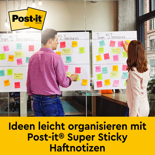 Zwei Personen ordnen bunte Notizen und Blätter an großen Glaswänden. Unten wird das Organisieren mit dem Post-it® Super Sticky Meeting Chart/Flipchart 559P und den Super Sticky Meeting Notes von 3M Deutschland GmbH auf Deutsch beworben.