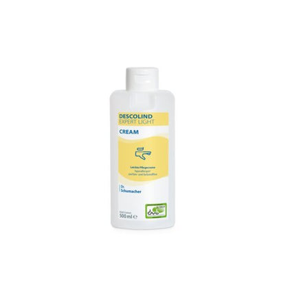 Bílá 500ml láhev krému na ruce Dr. Schumacher DESCOLIND EXPERT LIGHT CREAM od Dr. Schumacher GmbH, se žlutou etiketou s informacemi o produktu v německém jazyce, zeleným logem vpravo dole a upozorněním pro péči o citlivou pokožku.