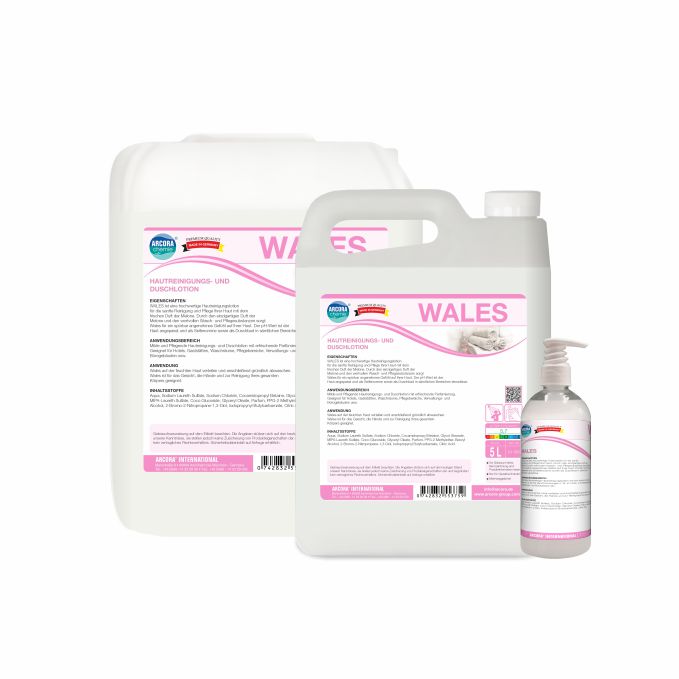 Die drei weißen Behälter von Arcora WALES HAUTREINIGUNGS- UND DUSCHLOTION von Arcora International GmbH - Pumpflasche, mittlerer Krug und großer Krug - sind mit rosa und weißen Etiketten versehen und eignen sich für die sanfte Reinigung aller Hauttypen.