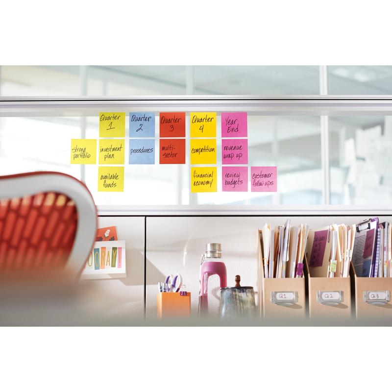 Bílý Post-it® Z-Notes Dispenser ve tvaru kočky od 3M Deutschland GmbH pojme růžové 76x76 mm Super Sticky Z-Notes (90 listů), připraven k použití na kancelářském stole s pořadači, lahví s vodou a příslušenstvím.