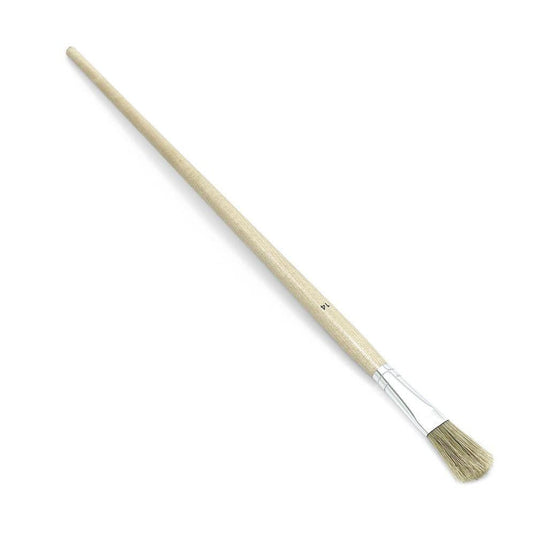 Štětec Nölle Profi Brush, známý svou řemeslnou kvalitou, má dřevěnou rukojeť a bílou kovovou objímku. Jeho světlé, mírně rozčesané čínské štětiny podtrhují odbornost této značky v oblasti výroby štětců a kartáčů.