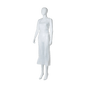 Eine weiße Schaufensterpuppe trägt eine lange, ärmellose, bis unter die Knie reichende MED-COMFORT PE Einwegschürze (100 x 140 cm, weiß) der AMPri Handelsgesellschaft mbH vor einem schlichten weißen Hintergrund. Karton enthält 70 Stück.