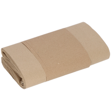 Ein sauber aufgerollter Stapel von EMIL DEISS KG (GmbH + Co.) DEISS 7052 - 21+15,5x36 cm, 80 g/m², 1-lagige Kartonrollen (100 Stück), gesichert mit einem Papierband, auf weißem Hintergrund.