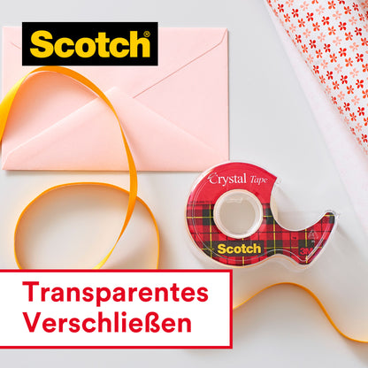 Eine Packung 3M Scotch® Crystal Klebeband 6-1915R3/2 (2 Rollen + 1 gratis), ein gelbes Band, ein rosa Umschlag und gemustertes Geschenkpapier sind auf einer hellen Fläche angeordnet. Der deutsche Text "Transparentes Verschließen" erscheint in Weiß.