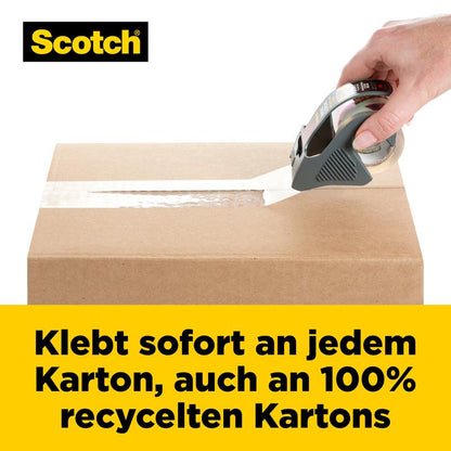 Ruka uzavírá hnědý karton pomocí dávkovače Scotch® Box Lock™ balicí pásky 3950-LR3-DC od 3M Deutschland GmbH. Logo Scotch se nachází vlevo nahoře; žlutý německý text zdůrazňuje silné uchopení, i na 100% recyklovaných kartonech. Balení: 3 role, 48 mm x 50 m.