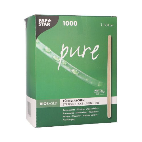 V zelené krabici s nápisem „PAPSTAR ‚pure‘“ od PAPSTAR GmbH se nachází 1000 neštěpných míchacích tyčinek z březového dřeva o délce 17,8 cm, na jejichž přední straně je nápis „biobased“ v různých jazycích a vyobrazená vertikální dřevěná tyčinka.