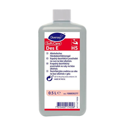 500ml láhev Diversey Deutschland GmbH & Co. OHG Soft Care Des E, VAH-gelistetes, gelové dezinfekční prostředky na ruce s vícejazyčnou etiketou v modré, červené a bílé barvě s pokyny a informacemi.