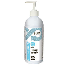 Eine weiße Kunststoff-Pumpflasche mit der Aufschrift „SURE Hand Wash, Handseife“ der Diversey Deutschland GmbH & Co. OHG, mit blau-weißer Grafik und Öko-Symbolen, enthält umweltfreundliche Handseife mit natürlichen Inhaltsstoffen und biologisch abbaubarer Reinigungswirkung.