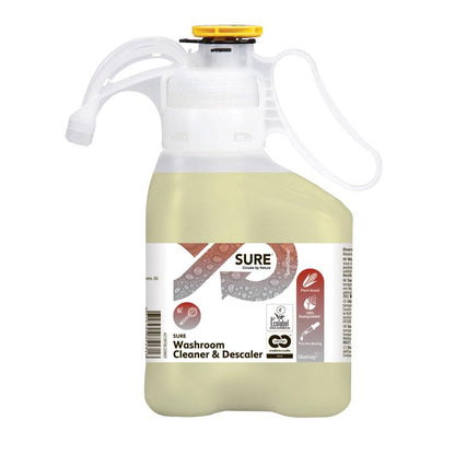 Ein 1,5-Liter-Kunststoffbehälter SURE Washroom Cleaner & Descaler, Sanitärreiniger und Entkalker von Diversey Deutschland GmbH & Co. OHG, mit gelbem Deckel, Dosierschlauch, Produktetikett, Öko-Zertifizierungen und Gebrauchsanleitung.
