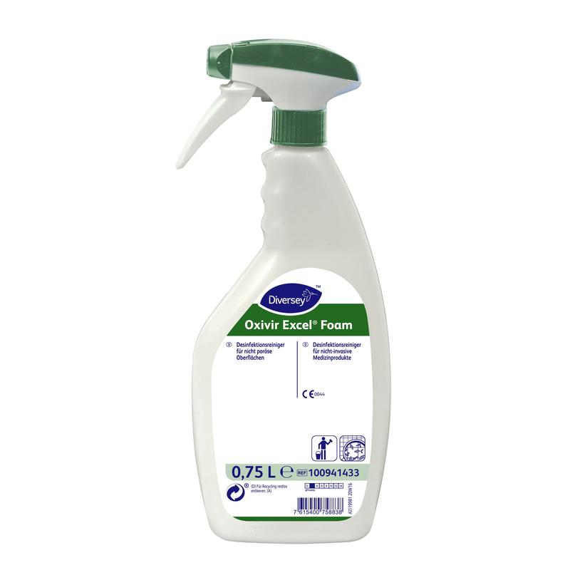 750 ml Oxivir Excel™ Foam dezinfekční čistič s AHP, připravený k použití, od Diversey Deutschland GmbH & Co. OHG, stojí s pěnovým sprejem a zeleno-bílou stříkací hlavicí na bílém pozadí.
