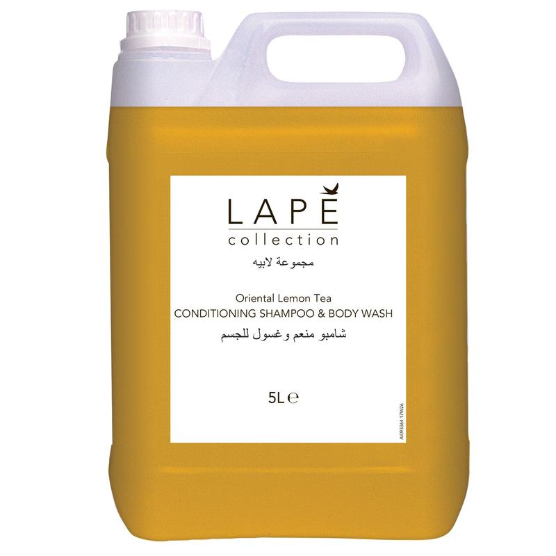 Průhledný 5litrový kanystr s bílým víčkem, naplněný žlutou tekutinou. Na etiketě stojí "LAPĖ Collection Oriental Lemon Tea Shampoo & Body Wash, sprchový gel & šampon s orientální vůní" od Diversey Deutschland GmbH & Co. OHG.