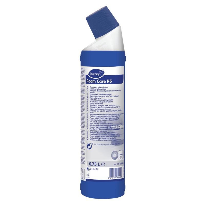 Room Care R6, periodický čistič toalet a pisoárů od Diversey Deutschland GmbH & Co. OHG (750 ml láhev), založený na kyselině chlorovodíkové, ideální pro efektivní čištění toalet a pisoárů. S informacemi o produktu v několika jazycích na etiketě.