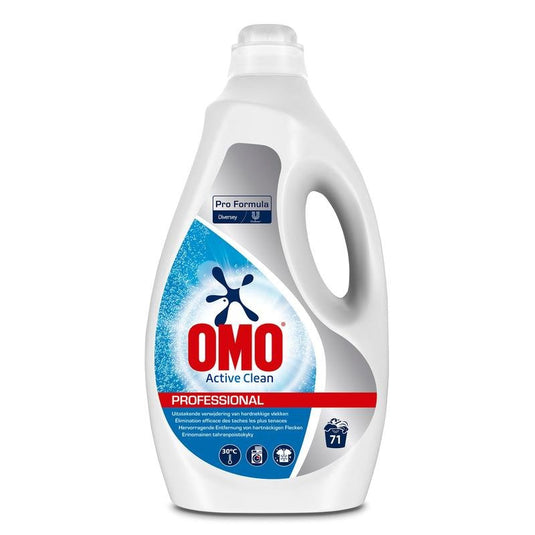 Bílá 5litrová láhev tekutého pracího prostředku Omo Professional Active Clean od společnosti Diversey Deutschland GmbH & Co. OHG má modrý štítek s nápisy „Pro Formula“, „Účinné odstraňování skvrn“ a informacemi v několika jazycích; vystačí na 71 pracích cyklů.