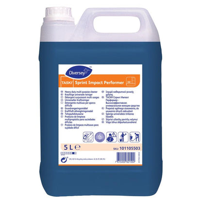 Plastový 5litrový kontejner s TASKI Sprint Impact Performer, univerzálním čističem od Diversey Deutschland GmbH & Co. OHG, s modrou etiketou s podrobnými vlastnostmi a bezpečnostními informacemi v několika jazycích.