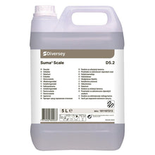 Ein 5-l-Kanister Suma Scale D5.2 Kalklöser von Diversey Deutschland GmbH & Co. OHG, für den periodischen Einsatz, mit einem mehrsprachigen Etikett mit Produktinformation, Anleitung, Barcode und SKU-Nummer.