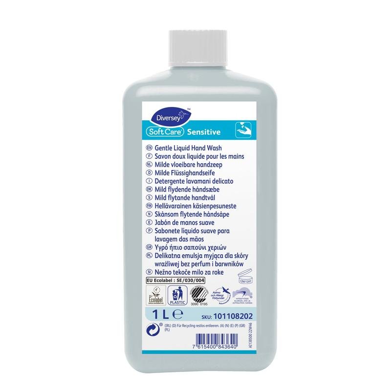 Láhev o objemu 1 litr Soft Care Sensitive od Diversey Deutschland GmbH & Co. OHG má modro-bílou etiketu s vícejazyčnými produktovými informacemi a symboly použití, a je tak ideální pro citlivou pokožku a jemné každodenní mytí rukou.