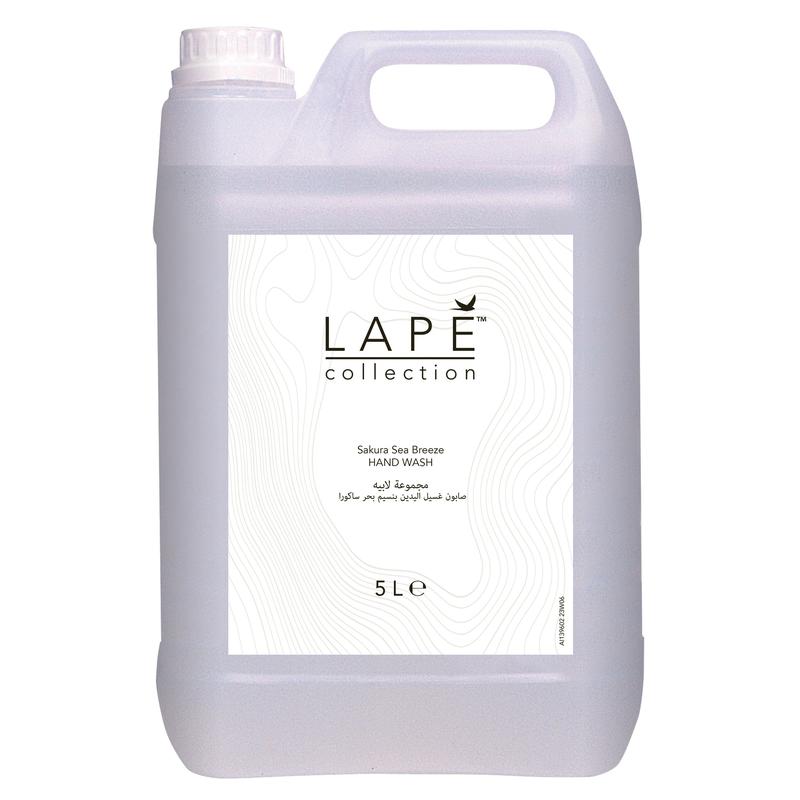 Plastový kanystr o objemu 5 litrů z průhledného plastu s rukojetí a šroubovacím uzávěrem od společnosti Diversey Deutschland GmbH & Co. OHG s nápisem "LAPE Earth Collection Sakura Sea Breeze Hand Wash" je opatřen bílou etiketou a jemně voní po třešňových květech a mořském vánku.