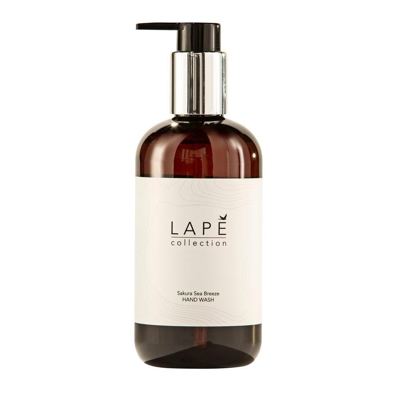Hnědá plastová pumpovací láhev od Diversey Deutschland GmbH & Co. OHG, s nápisem "LAPE Earth Collection Sakura Sea Breeze Hand Wash" - ekologicky certifikované mýdlo na ruce s jemnou vůní třešňového květu a mořského vánku, 300 ml.
