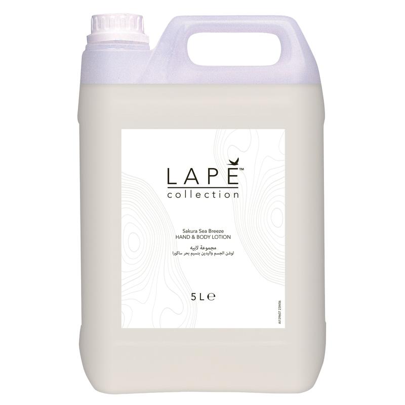 Der 5-Liter-Kanister der LAPE Earth Collection Sakura Sea Breeze Hand & Body Lotion von Diversey Deutschland hat einen blumig-frischen Duft, einen Griff, einen Schraubverschluss und ein weißes Etikett mit schwarzem Text und abstrakten Linienmotiven.