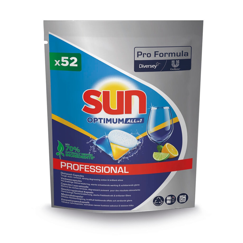 Ein silber-blauer Beutel mit der Aufschrift &quot;Sun Professional Optimum All in One&quot; von Diversey Deutschland GmbH &amp; Co. OHG, mit einer Tablette, einem Weinglas und Zitrusscheiben. Die Packung enthält 52 Spülmaschinenkapseln mit Klarspüler und Salz. Die Produktinformation befindet sich am unteren Rand.