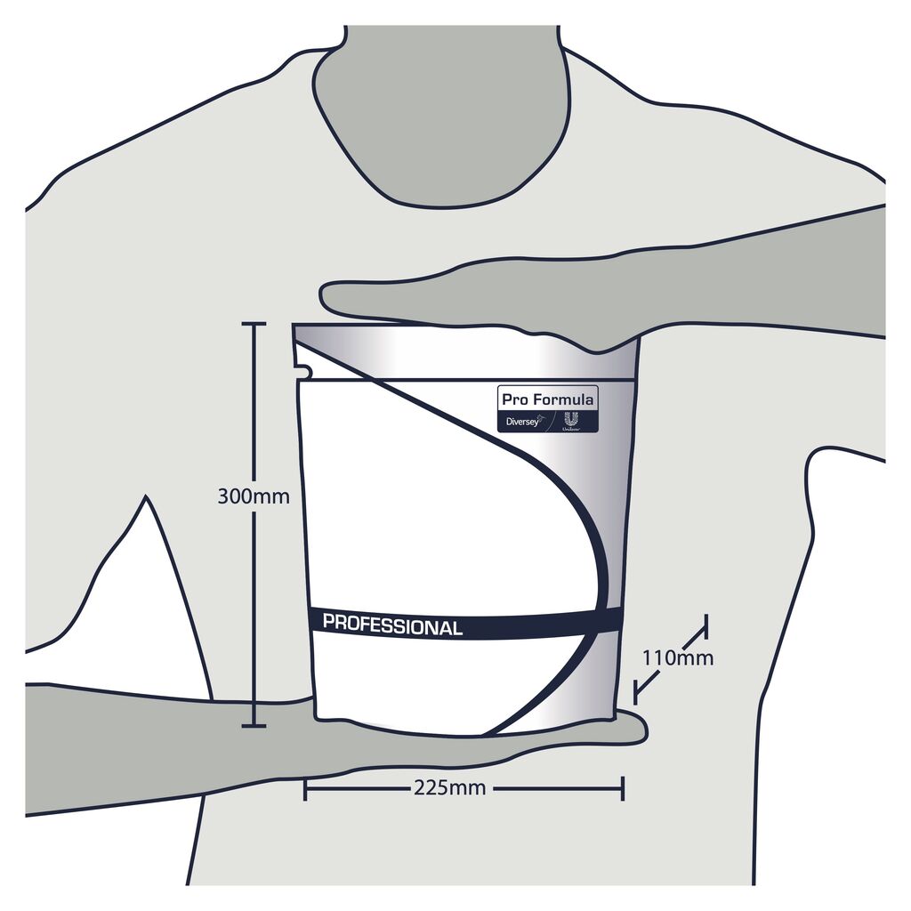 Illustration einer Person, die einen Beutel mit der Aufschrift &quot;Sun Professional Optimum All in One&quot; von Diversey Deutschland GmbH &amp; Co. OHG für Spülmaschinenkapseln (52 Tabs); Abmessungen: 300mm hoch, 225mm breit, 110mm tief. Die Hände betonen die Größe des Beutels.
