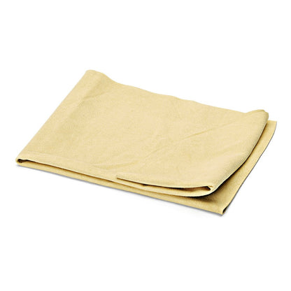 Složená béžová jelenice Nölle Profi Brush Chamois leží na bílém podkladu, ideální pro bezpruhové čištění. Tento pravý kožený hadřík od Nölle Profi Brush Bürsten- & Pinseltechnik e.K. zajišťuje bezchybné výsledky.